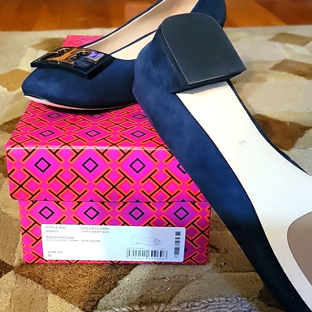 Kitten heel pumps